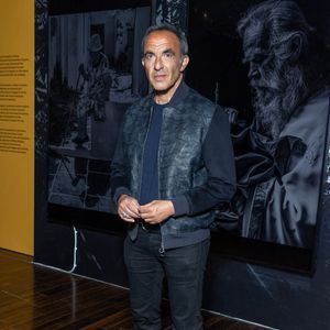 Il a laissé entendre qu'il ne ferait jamais de chirurgie esthétique

Nikos Aliagas assiste à l'exposition « Les Grands Ages » de Nikos Aliagas au Musée de l'Homme du Trocadéro, le 7 avril 2026 à Paris, en France. Photo de Nasser Berzane/ABACAPRESS.COM