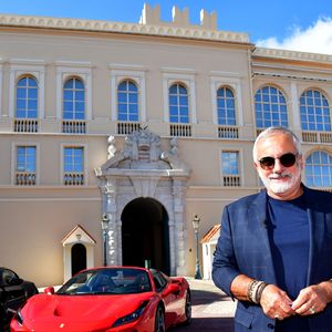 la faute à une blague qui a mal tourné et qui a été imaginée par un célèbre comédien.

Dominique Chapatte sur la place du Palais de Monaco le 29 septembre 2020, pendant le tournage de l'émission Turbo diffusée sur la chaine française M6.
© BRUNO BEBERT/PRM/BESTIMAGE