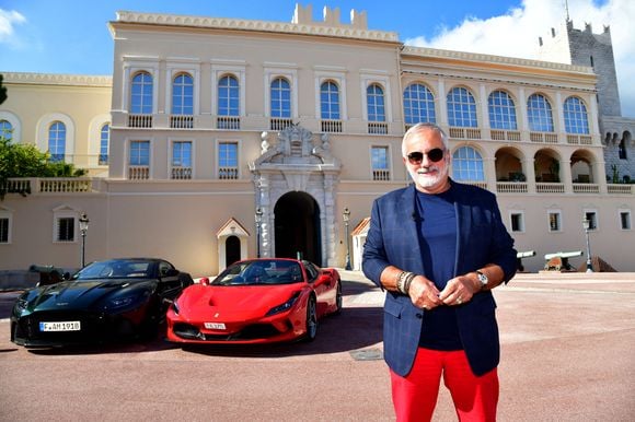 la faute à une blague qui a mal tourné et qui a été imaginée par un célèbre comédien.

Dominique Chapatte sur la place du Palais de Monaco le 29 septembre 2020, pendant le tournage de l'émission Turbo diffusée sur la chaine française M6.
© BRUNO BEBERT/PRM/BESTIMAGE