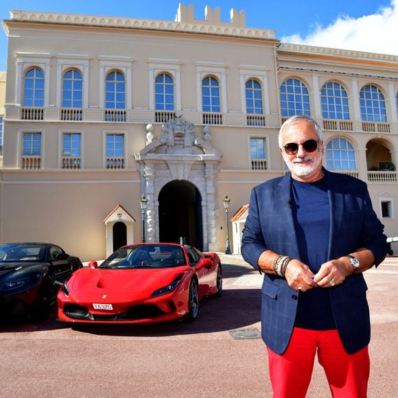 la faute à une blague qui a mal tourné et qui a été imaginée par un célèbre comédien.

Dominique Chapatte sur la place du Palais de Monaco le 29 septembre 2020, pendant le tournage de l'émission Turbo diffusée sur la chaine française M6.
© BRUNO BEBERT/PRM/BESTIMAGE