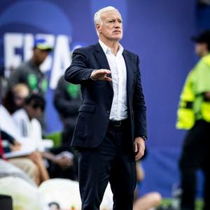 En accord avec le président de la FFF Philippe Diallo, c'est son bras droit historique, Guy Stéphan, qui assurera l'intérim et dirigera les entraînements jusqu'à son retour.

Didier Deschamps, Coach France Team - Match de groupe I "France - Irak (3-0)" lors de la Coupe du Monde FIFA 2026 (FIFA World Cup 2026) à Philadelphie  le 22 juin 2026. © Elyxandro Cegarra / PsnewZ / Bestimage