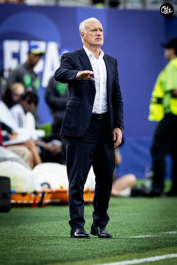 En accord avec le président de la FFF Philippe Diallo, c'est son bras droit historique, Guy Stéphan, qui assurera l'intérim et dirigera les entraînements jusqu'à son retour.

Didier Deschamps, Coach France Team - Match de groupe I "France - Irak (3-0)" lors de la Coupe du Monde FIFA 2026 (FIFA World Cup 2026) à Philadelphie  le 22 juin 2026. © Elyxandro Cegarra / PsnewZ / Bestimage