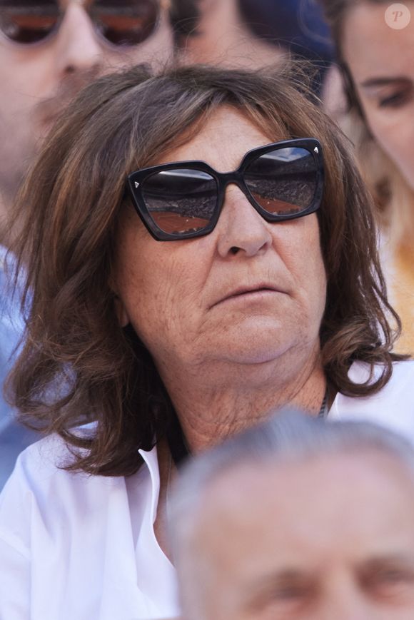 "Quand Raphaël m’a dit qu’il partait vivre six mois à l’étranger, j’ai compris que ce départ serait différent. (...) Cette annonce m’a prise de court."

Sandrine Kretz - Célébrités dans les tribunes des Internationaux de France de tennis de Roland Garros 2024 à Paris. Le 5 juin 2024
© Moreau-Jacovides / Bestimage
