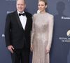 Dans une robe scintillante signée Jenny Packham, la princesse a attiré tous les regards.

Le prince Albert II de Monaco et la princesse Charlène lors de la cérémonie de clôture du 65e Festival de télévision de Monte-Carlo, le 16 juin 2026.

© Denis Guignebourg / Bestimage