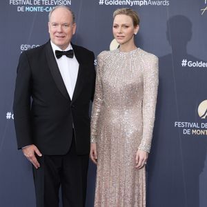 Dans une robe scintillante signée Jenny Packham, la princesse a attiré tous les regards.

Le prince Albert II de Monaco et la princesse Charlène lors de la cérémonie de clôture du 65e Festival de télévision de Monte-Carlo, le 16 juin 2026.

© Denis Guignebourg / Bestimage