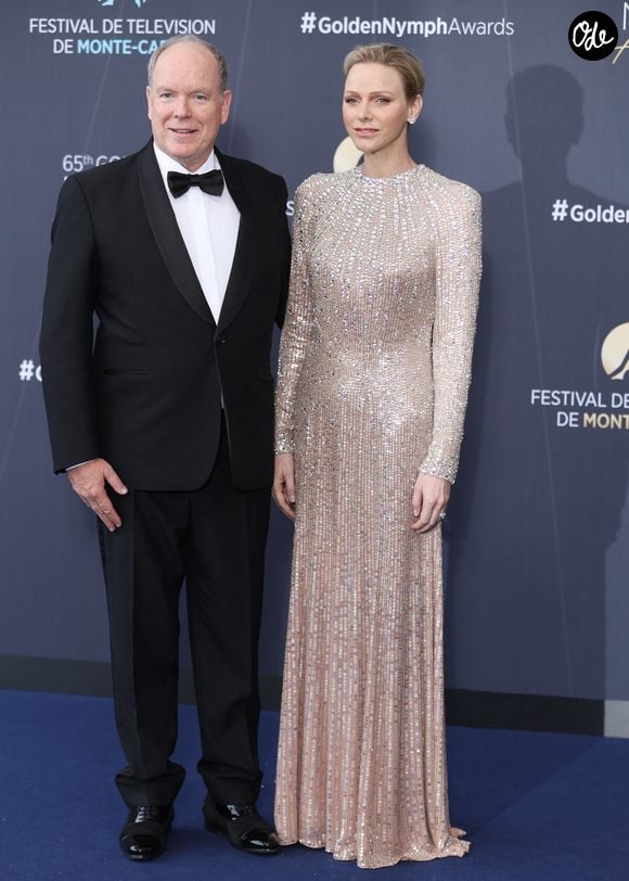 Dans une robe scintillante signée Jenny Packham, la princesse a attiré tous les regards.

Le prince Albert II de Monaco et la princesse Charlène lors de la cérémonie de clôture du 65e Festival de télévision de Monte-Carlo, le 16 juin 2026.

© Denis Guignebourg / Bestimage