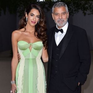 Ce soin promet hydratation, éclat et fermeté.

Amal Alamuddin Clooney, George Clooney - Photocall de la 2ème édition du gala annuel du musée de l'Académie à l'Academy Museum of Motion Pictures de Los Angeles, Californie, Etats-Unis, le 15 octobre 2022. 
Backgrid USA / Bestimage