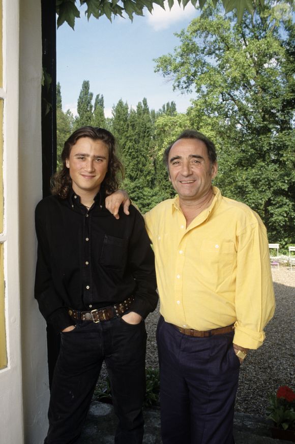 Archives - En France, dans les Yvelines, rendez-vous avec Claude Brasseur et son fils Alexandre (20 ans) à son domicile. Mai 1991
© Bruno Schneider via Bestimage