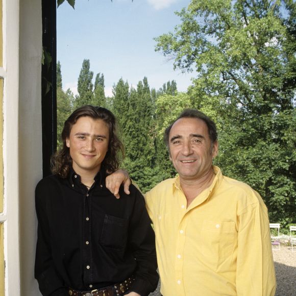 Archives - En France, dans les Yvelines, rendez-vous avec Claude Brasseur et son fils Alexandre (20 ans) à son domicile. Mai 1991
© Bruno Schneider via Bestimage