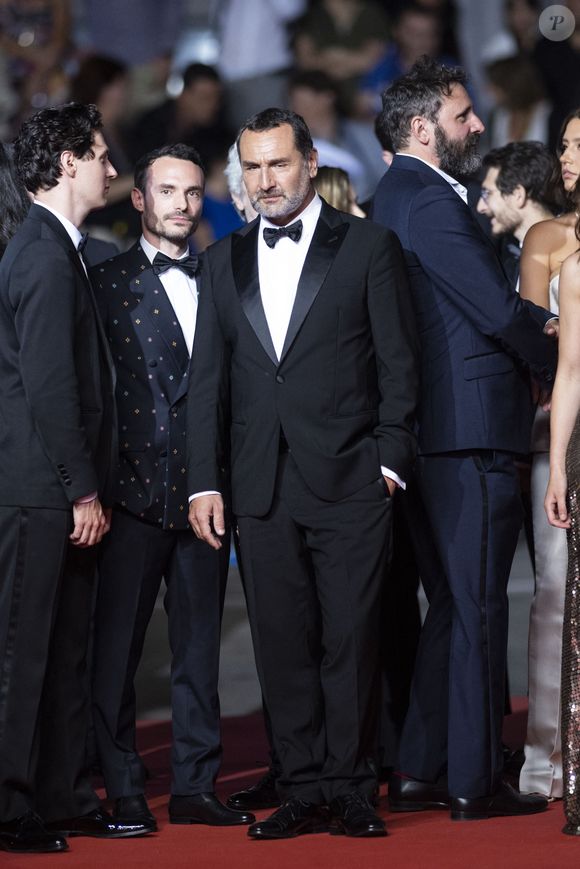 Vincent Lacoste, Jérôme Niel, Gilles Lellouche, Quentin Dupieux - Montée des marches du film « Fumer Fait Tousser » lors du 75ème Festival International du Film de Cannes. Le 21 mai 2022
© Cyril Moreau / Bestimage