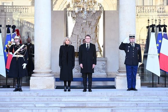 Le président Emmanuel Macron et sa femme Brigitte Macron participent à une minute de silence en hommage aux victimes du cyclone Chido à Mayotte le 23 décembre 2024.

© Eric Tschaen / Pool / Bestimage