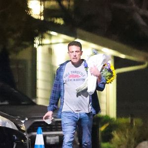 Exclusif -  Ben Affleck est aperçu avec son alliance au doigt et deux bouquets de fleurs à la main à Los Angeles, le 17 mai 2024. Backgrid USA / Bestimage