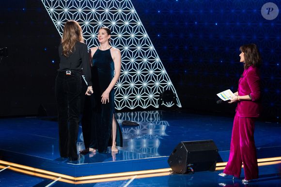Exclusif - Carla Bruni Sarkozy et sa surprise Marie-Agnès Gillot, Faustine Bollaert - Enregistrement de l'émission "La Boîte à Secrets 8", présentée par F.Bollaert et qui sera diffusée le 7 mai sur France 3. Le 19 janvier 2021
© Tiziano Da Silva / Bestimage