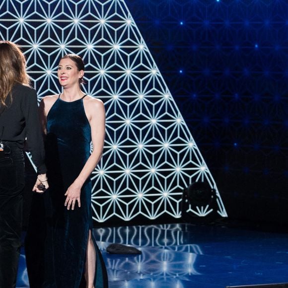 Exclusif - Carla Bruni Sarkozy et sa surprise Marie-Agnès Gillot, Faustine Bollaert - Enregistrement de l'émission "La Boîte à Secrets 8", présentée par F.Bollaert et qui sera diffusée le 7 mai sur France 3. Le 19 janvier 2021
© Tiziano Da Silva / Bestimage