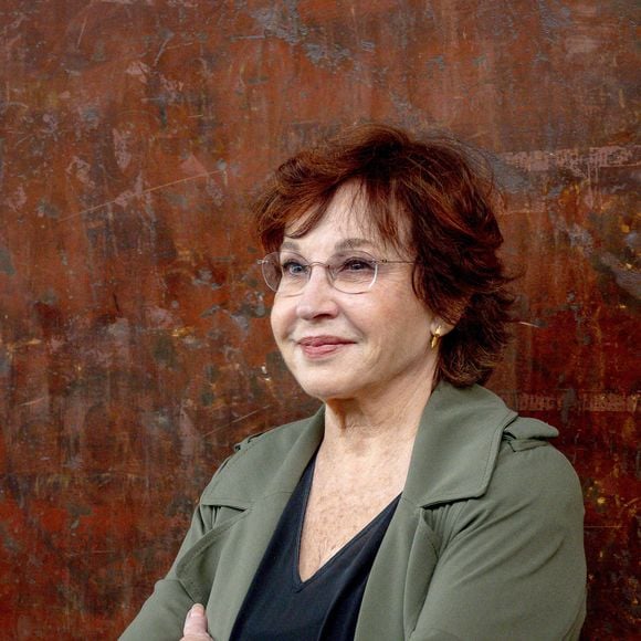 Marlène Jobert devant le premier "décor" de l'histoire du Cinématographe le Hangar apparait en arrière plan du film "La sortie des usines Lumière lors du festival Lumière à Lyon, France, le 21 octobre 2022. © Sandrine Thesillat/Panoramic/Bestimage