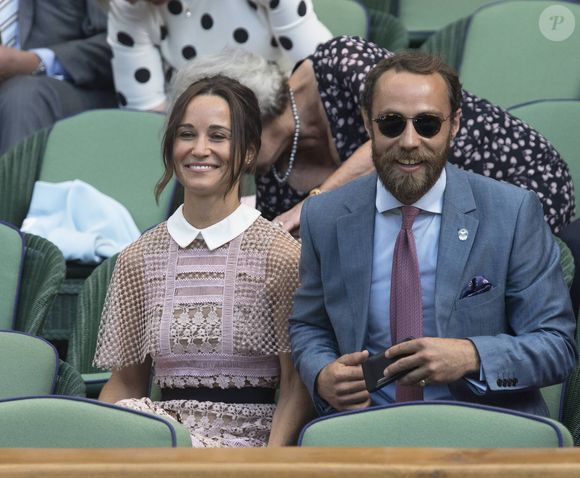 Il y a quelques jours, James Middleton avait posté plusieurs photos de son séjour au ski sur son compte Instagram, dont une photo avec son petit garçon, Inigo.

Pippa Middleton et son frère James Middleton au tournoi de tennis de Wimbledon à Londres, Royaume Uni, le 5 juillet 2017.
