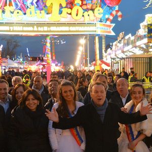Trente dates cet été, où il pose ses célèbres questions aux campeurs et termine son show en chansons !

Julien Lepers et Anne Hidalgo lors de l'ouverture de la Foire du Trone 2016, à Paris, France, le 25 mars 2016. Photo par Francois Pauletto/ABACAPRESS.COM