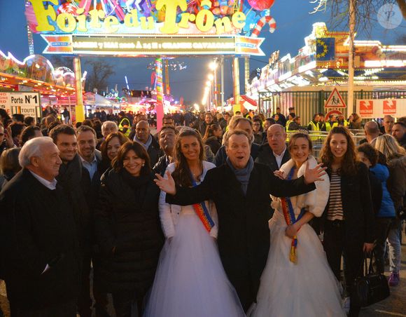 Trente dates cet été, où il pose ses célèbres questions aux campeurs et termine son show en chansons !

Julien Lepers et Anne Hidalgo lors de l'ouverture de la Foire du Trone 2016, à Paris, France, le 25 mars 2016. Photo par Francois Pauletto/ABACAPRESS.COM