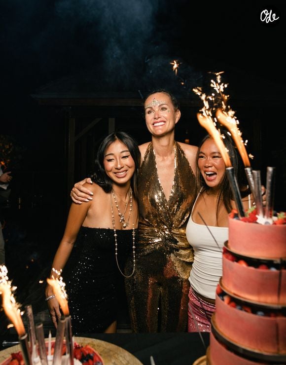 Laeticia Hallyday célébre l’anniversaire de ses filles Jade (21 ans) et Joy (17 ans) lors de ses vacances à Saint-Barthélemy le 5 aout 2025. © Sam Delpech / Bestimage