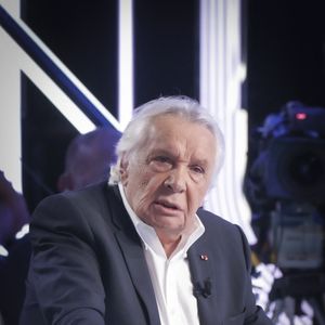 Michel Sardou sur le plateau de l'émission Touche pas à mon poste (TPMP) présentée en direct par C.Hanouna et diffusée sur C8 le 29 août 2022.
© Jack Tribeca / Bestimage
