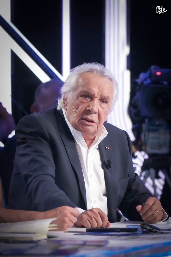 Michel Sardou sur le plateau de l'émission Touche pas à mon poste (TPMP) présentée en direct par C.Hanouna et diffusée sur C8 le 29 août 2022.
© Jack Tribeca / Bestimage