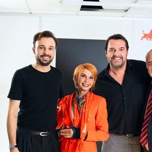 À ses côtés, son bras droit Tom Villa et ses parents Michel Bernier et Line Astier forment une équipe soudée prête à tout. 

Exclusif - Tom Villa, Antoine Dulery, Victoria Abril, Arnaud Ducret en backstage du tournage de l'émission "Panique au grand magasin" diffusée le 15 décembre 2025 sur TF1. © Cyril Moreau/Bestimage