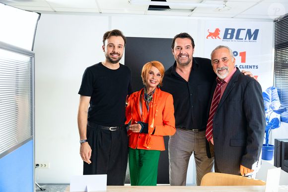 À ses côtés, son bras droit Tom Villa et ses parents Michel Bernier et Line Astier forment une équipe soudée prête à tout. 

Exclusif - Tom Villa, Antoine Dulery, Victoria Abril, Arnaud Ducret en backstage du tournage de l'émission "Panique au grand magasin" diffusée le 15 décembre 2025 sur TF1. © Cyril Moreau/Bestimage
