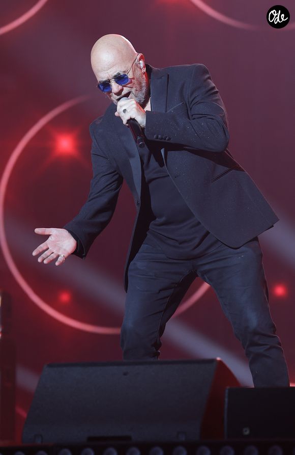 Pascal Obispo lors du concert du gala de Noël de l'association Tout le monde contre le cancer fête ses 20 ans diffusé le 24 décembre sur M6 à l'Adidas Aren Porte de la Chapelle à Paris, France, le 4 décembre 2025. © Coadic Guirec/Bestimage