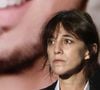 Charlotte Gainsbourg en pleurs lors d'une cérémonie organisée par le Conseil des institutions juives de France (CRIF) en hommage aux victimes des attentats du Hamas du 7 octobre 2023 contre Israël, à l'occasion du premier anniversaire de l'événement, à Paris, le 7 octobre 2024. © Stéphane Lemouton / Bestimage