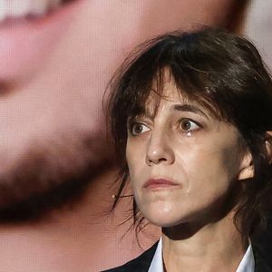 Charlotte Gainsbourg en pleurs lors d'une cérémonie organisée par le Conseil des institutions juives de France (CRIF) en hommage aux victimes des attentats du Hamas du 7 octobre 2023 contre Israël, à l'occasion du premier anniversaire de l'événement, à Paris, le 7 octobre 2024. © Stéphane Lemouton / Bestimage