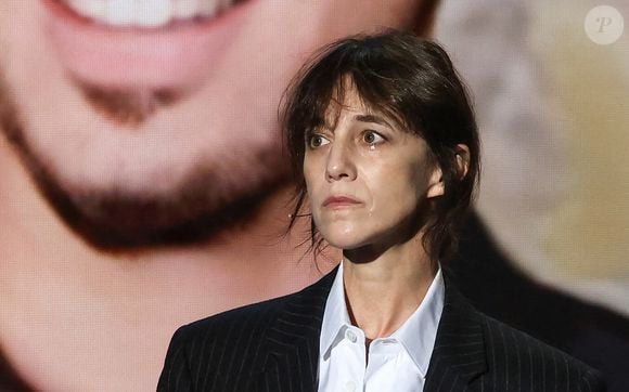 Charlotte Gainsbourg en pleurs lors d'une cérémonie organisée par le Conseil des institutions juives de France (CRIF) en hommage aux victimes des attentats du Hamas du 7 octobre 2023 contre Israël, à l'occasion du premier anniversaire de l'événement, à Paris, le 7 octobre 2024. © Stéphane Lemouton / Bestimage