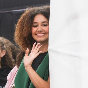 Et parmi les autres people présents, Léna Situations est aussi venue saluer le public ! 

Lena Mahfouf (Lena Situations)  lors du concert à l'occasion de l'opération "vacances de OUF, journée des oubliés des vacances" pour les 80 ans du Secours Populaire au Champ-de-Mars à Paris le 20 août 2025.

© Coadic Guirec / Bestimage