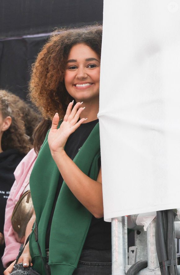 Et parmi les autres people présents, Léna Situations est aussi venue saluer le public ! 

Lena Mahfouf (Lena Situations)  lors du concert à l'occasion de l'opération "vacances de OUF, journée des oubliés des vacances" pour les 80 ans du Secours Populaire au Champ-de-Mars à Paris le 20 août 2025.

© Coadic Guirec / Bestimage