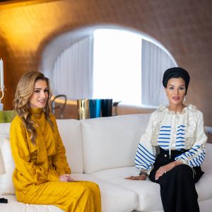 Complétée par son emblématique turban parfaitement assorti, sa garde-robe devient alors un trésor textile inestimable et un placement financier stratégique. 

La reine Rania de Jordanie rencontre Moza bint Nasser al-Missned, la mère de l'émir du Qatar à Doha le 12 octobre 2021. Dana Press / Bestimage