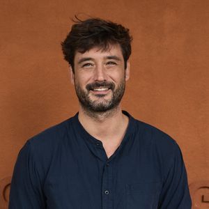 Jérémy Frérot s'est récemment affiché en train de lasurer une façade en bois, rappelant le fameux projet de Vianney.
Jérémy Frérot - Les célébrités au village lors des Internationaux de France de tennis de Roland Garros à Paris. © Jacovides-Moreau/Bestimage