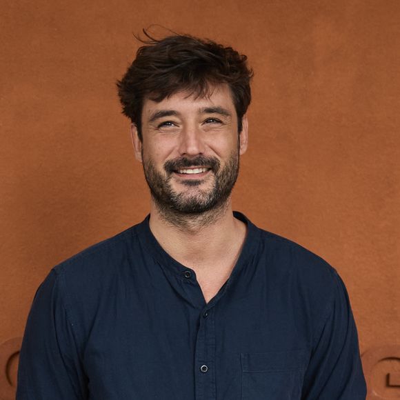 Jérémy Frérot s'est récemment affiché en train de lasurer une façade en bois, rappelant le fameux projet de Vianney.

Jérémy Frérot - Les célébrités au village lors des Internationaux de France de tennis de Roland Garros à Paris. © Jacovides-Moreau/Bestimage
