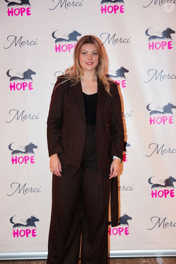 Héloïse Martin lors de la soirée annuelle de gala de l'association Hope au pavillon Gabriel à Paris le 14 octobre 2025.
L’association HOPE propose, à travers l’équithérapie et de nombreux ateliers artistiques, un accompagnement destiné aux femmes qui, après l’annonce de leur cancer, souhaitent se reconstruire émotionnellement et retrouver confiance en elles, au-delà du parcours médical.

© Anne-Sophie Guebey / Bestimage