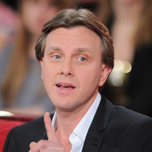 C'est dans les colonnes de Point de vue que Claude François Junior a enfin donné son avis sur la reprise de l'artiste, sans détour.
Claude François Junior sur le plateau de Vivement Dimanche.