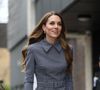 Elle portait une élégante robe noire et blanche Emilia Wickstead, associée à des escarpins gris et une pochette marron.

La princesse de Galles (Catherine "Kate" Middleton, princesse de Galles), marraine d'Anna Freud, lors d'une visite à l'organisation caritative pour la santé mentale des enfants dans le nord de Londres, pour discuter du rôle vital des relations et des liens dans la formation des bébés, des enfants et des jeunes gens pour l'avenir. Date de la photo : jeudi 27 novembre 2025.

PA Photo/ Bestimage