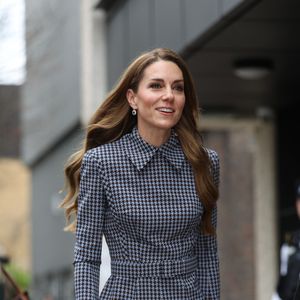 Elle portait une élégante robe noire et blanche Emilia Wickstead, associée à des escarpins gris et une pochette marron.

La princesse de Galles (Catherine "Kate" Middleton, princesse de Galles), marraine d'Anna Freud, lors d'une visite à l'organisation caritative pour la santé mentale des enfants dans le nord de Londres, pour discuter du rôle vital des relations et des liens dans la formation des bébés, des enfants et des jeunes gens pour l'avenir. Date de la photo : jeudi 27 novembre 2025.

PA Photo/ Bestimage