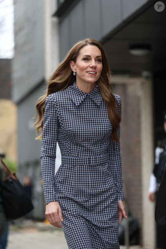Elle portait une élégante robe noire et blanche Emilia Wickstead, associée à des escarpins gris et une pochette marron.

La princesse de Galles (Catherine "Kate" Middleton, princesse de Galles), marraine d'Anna Freud, lors d'une visite à l'organisation caritative pour la santé mentale des enfants dans le nord de Londres, pour discuter du rôle vital des relations et des liens dans la formation des bébés, des enfants et des jeunes gens pour l'avenir. Date de la photo : jeudi 27 novembre 2025.

PA Photo/ Bestimage