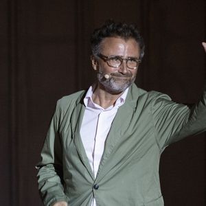 Exclusif - Alexandre Brasseur - Spectacle "Simone Veil, Les combats d'une effrontée" lors du 40ème Festival de Ramatuelle, adaptée du roman de Simone Veil "Une vie" par Cristiana Reali. Le 4 août 2024. 
La comédienne a eu pour volonté, à travers cette mise en scène, de transmettre le récit d'un parcours hors norme, celui de cette femme politique française. Mettre en lumière l'héritage de Simone Veil.
© Cyril Bruneau / Festival de Ramatuelle / Bestimage
