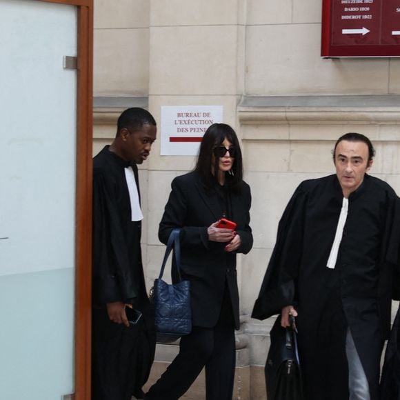 Isabelle Adjani arrive pour la tenue de son procès en appel (chambre 2-13) pour fraude fiscale, au Palais de Justice de Paris, le 27 février 2026.
© Julien Sarkissian/Bestimage