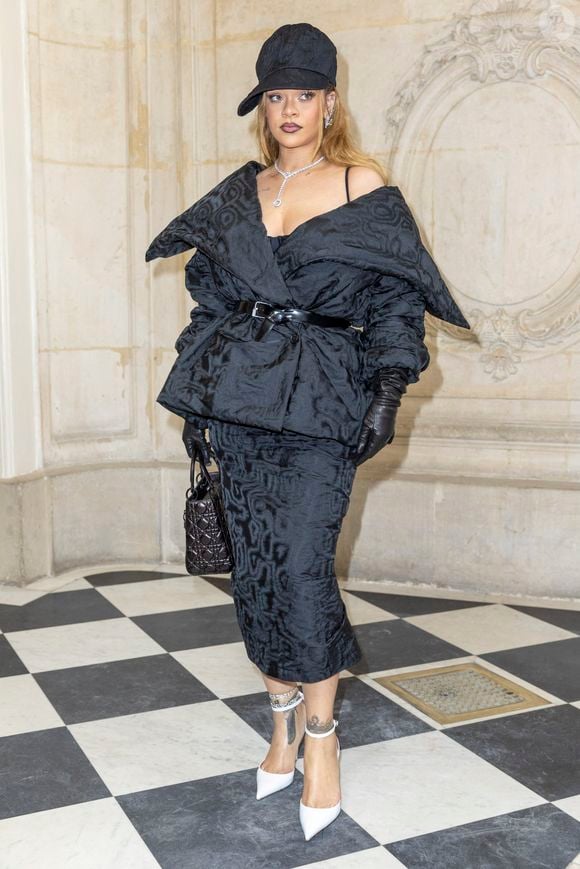 Selon lui, ils modifient la posture et la répartition du poids.

Rihanna au photocall du défilé Dior Haute Couture Printemps/Été 2024 dans le cadre de la Fashion Week de Paris (PFW), au musée Rodin à Paris, France, le 22 janvier 2024. © Olivier Borde/Bestimage
