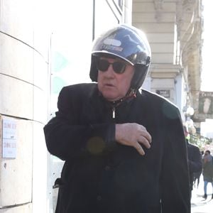 Exclusif - Gérard Depardieu quitte la station de radio RTL en scooter à Paris le 7 mars 2019.
Crédit : Agence / Bestimage