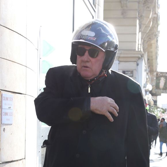 Exclusif - Gérard Depardieu quitte la station de radio RTL en scooter à Paris le 7 mars 2019.
Crédit : Agence / Bestimage