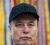 Il précise que sa fortune est principalement constituée de ses participations dans Tesla et SpaceX, et très peu de liquidités.

Elon Musk s’exprime lors d’une conférence de presse avec le président américain Donald J. Trump dans le Bureau ovale de la Maison Blanche à Washington, DC.

© Backgrid USA / Bestimage