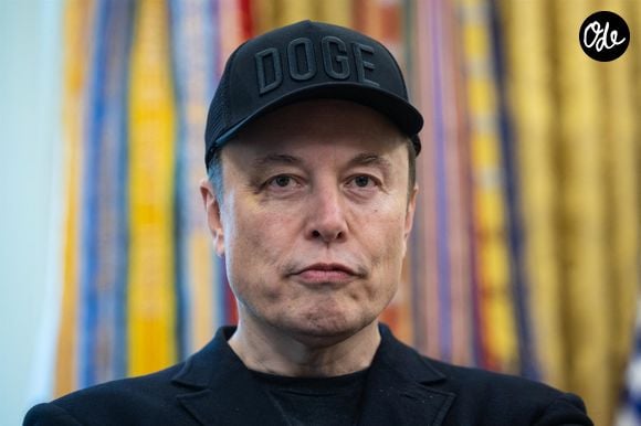 Il précise que sa fortune est principalement constituée de ses participations dans Tesla et SpaceX, et très peu de liquidités.

Elon Musk s’exprime lors d’une conférence de presse avec le président américain Donald J. Trump dans le Bureau ovale de la Maison Blanche à Washington, DC.

© Backgrid USA / Bestimage