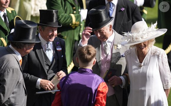 William Haggas, John Warren, le jockey Warren Fentiman, le roi Charles III et la reine Camilla dans l'anneau de parade avant les Sandringham Stakes le quatrième jour de Royal Ascot à l'hippodrome d'Ascot, Berkshire. © Andrew Matthews/PA Wire.
