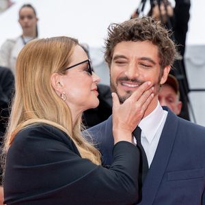 Virginie Efira et son compagnon Niels Schneider - Montée des marches du film " L'inconnue" lors du 79ème Festival International du Film de Cannes, le 18 mai 2026. © Jacovides-Moreau / Bestimage